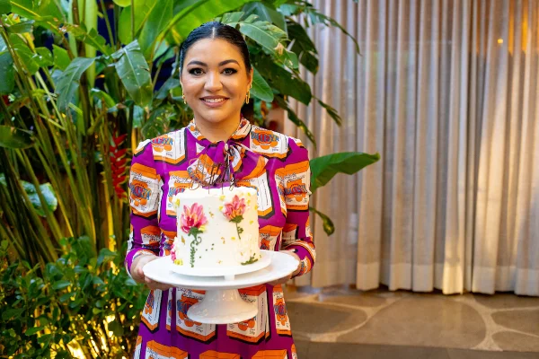 Clarice Lagares com seu bolo de aniversário.