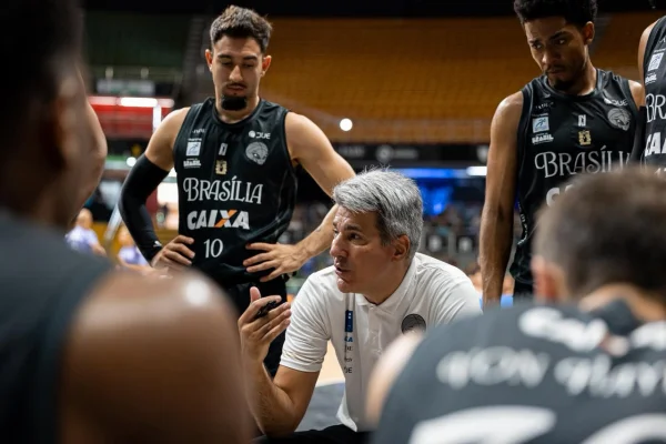 Imagem colorida de Dedé Barbosa, técnico do Brasília Basquete