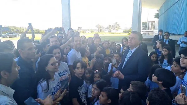 Bolsonaro adia sabatina na Jovem Pan e recebe crianças no Alvorada