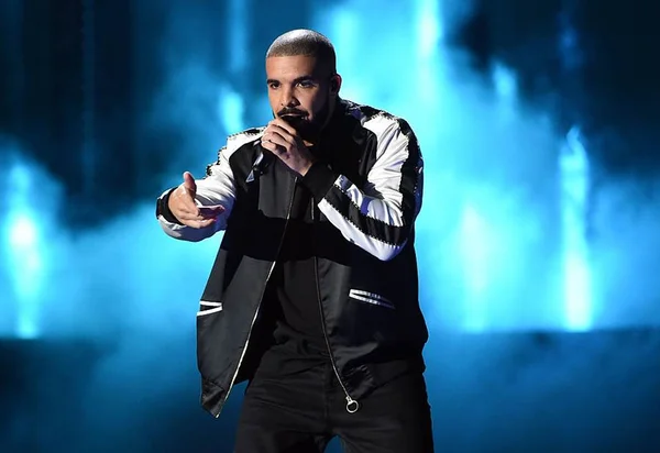 Na playlist “More Life”, Drake cria uma alternativa ao disco