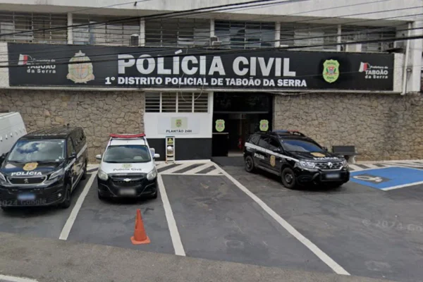 imagem colorida mostra fachada de delegacia. três carros estão estacionados