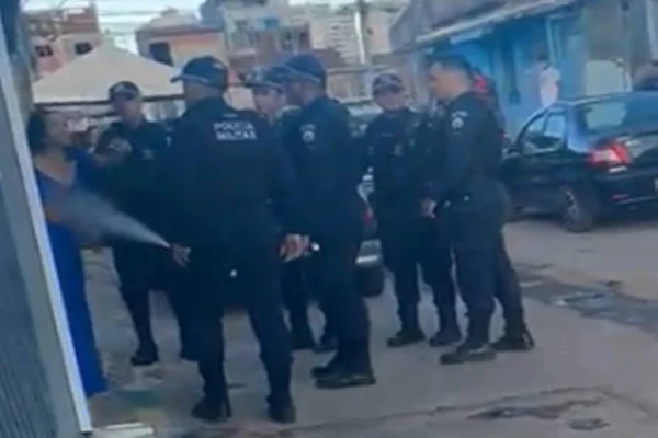 Vídeo: PMs usam spray de pimenta contra advogada e OAB faz denúncia