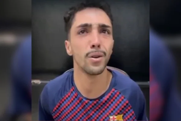 Foto colorida de homem preso por matar namorada com tiro na cabeça.