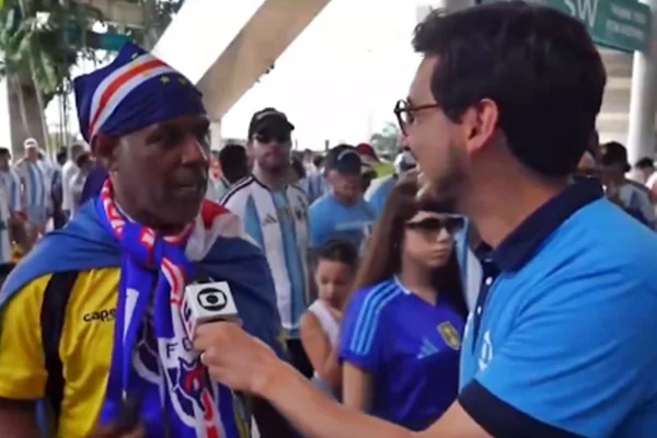 Sem saber, repórter entrevista pai de Vozinha, do Cabo Verde. Vídeo - destaque galeria Sem saber, repórter entrevista pai de Vozinha, do Cabo Verde. Vídeo - destaque galeria