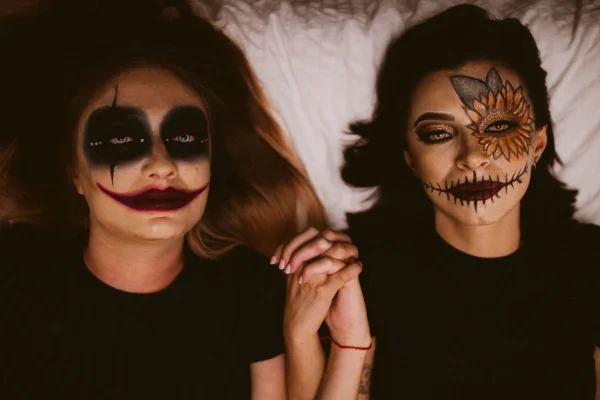 Foto colorida de duas mulheres com maquiagem de Halloween