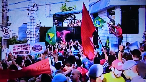 Lula volta para apartamento em São Bernardo do Campo (SP) e recebe manifestação de apoio. Veja vídeo