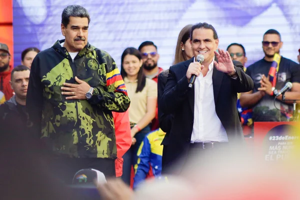 Imagem colorida mostra Alex Saab e Nicolas Maduro - Metrópoles