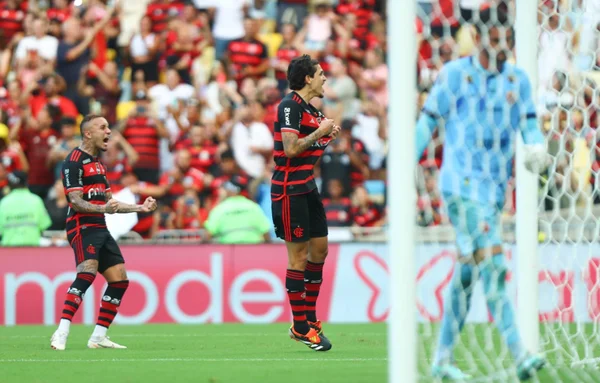Pedro brilha e Flamengo garante vantagem na primeira final do Carioca