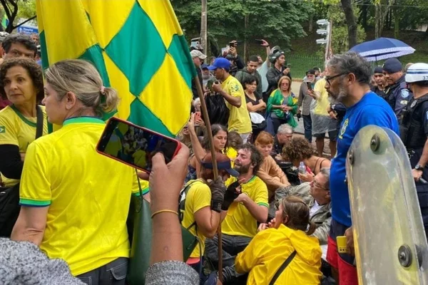Imagem mostra ato golpista realizado por apoiadores de Jair Bolsonaro. As pessoas vestem camisetas da Seleção brasileira de Futebol - Metrópoles