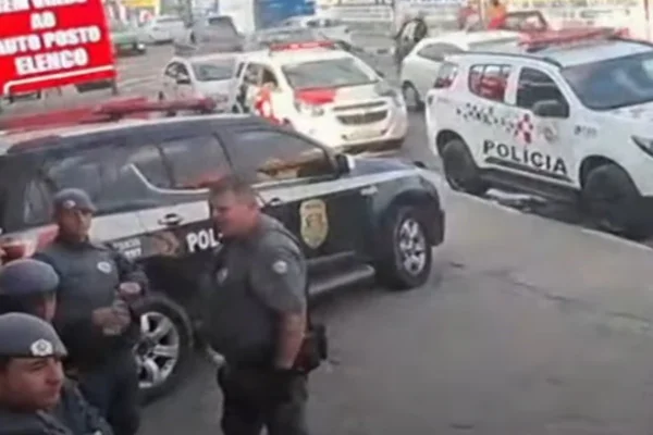 Captura de tela colorida de vídeo que mostra viaturas da PM em ocorrência em Guarulhos (SP). - Metrópoles