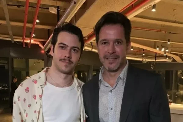 Filho de Murilo Benício pinta as unhas e declara: “Já usei saia”