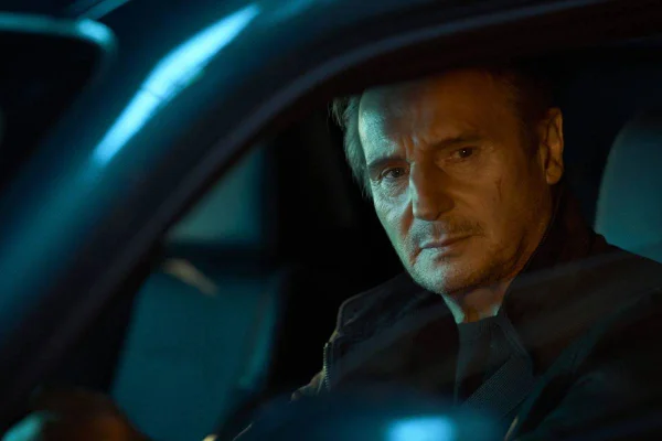 foto colorida de homem em carro - metrópoles