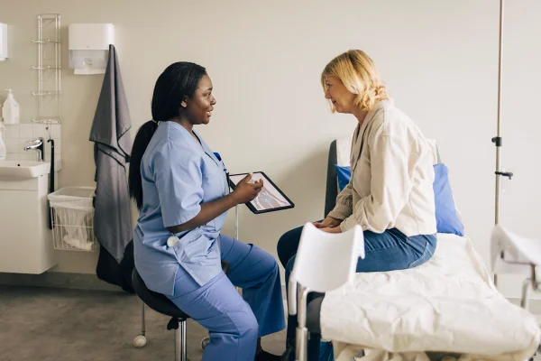 Foto colorida de senhora na menopausa indo à ginecologista - Menopausa e memória: entenda por que a fase alteram funções cerebrais - Metrópoles