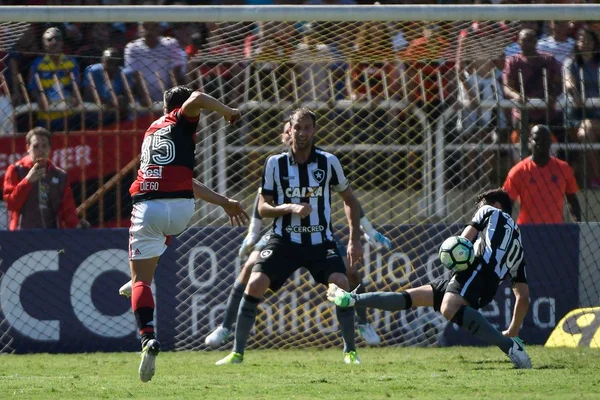 Em clássico com 10 mil torcedores, Flamengo e Botafogo empatam sem gols