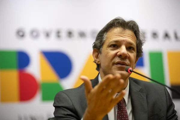 Imagem colorida mostra O ministro da Fazenda, Fernando Haddad, após reunião no Planalto, realiza coletiva de imprensa no auditório do Ministério da Fazenda G20 - Metrópoles