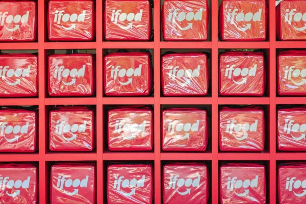 Bags usadas por motoboys do Ifood em prateleiras vermelhas - Metrópoles