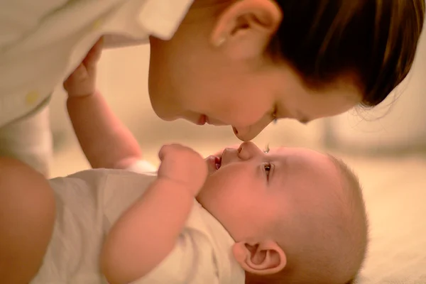 Veja exercícios cotidianos que estimulam o desenvolvimento do bebê