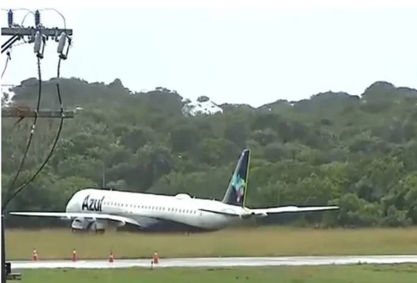Avião sai da pista em Salvador