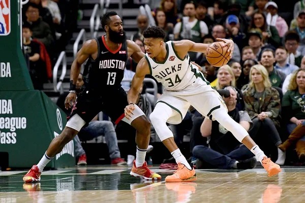 James Harden e Giannis Antetokoumnpo disputam bola