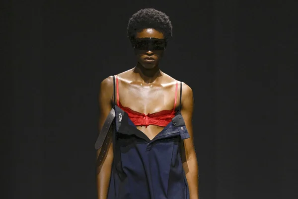 Sutiã é o novo top em uma moda que celebra a liberdade feminina