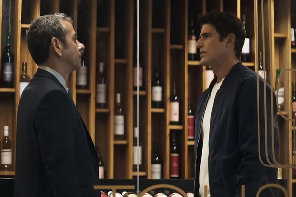 A Dona do Pedaço: Régis diz a Amadeu que terá Maria da Paz