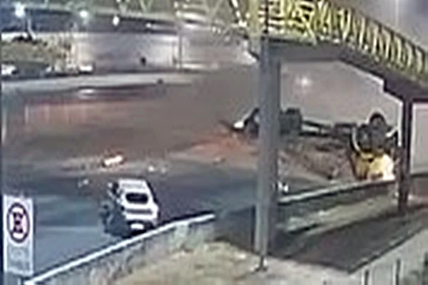 Caminhão carregado tomba e espalha tijolos por pista da BR-040