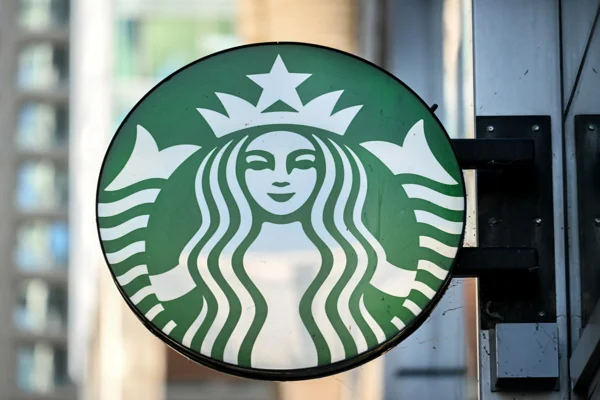 Imagem da marca da Starbucks em loja da rede de cafeterias - Metrópoles