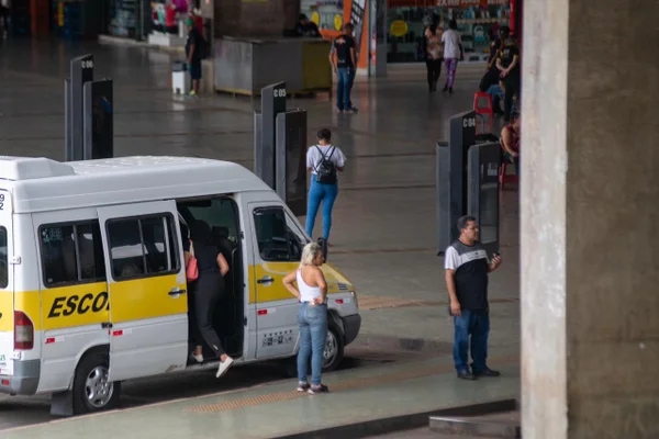 Imagem colorida de pessoas embarcando em transporte pirata durante a greve dos rodoviários - Metrópoles