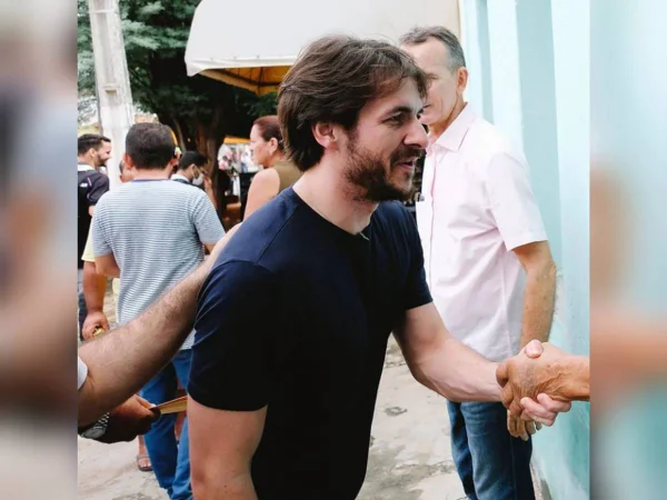 O deputado Pedro Cunha Lima cumprimenta pessoa em rua. Ele é branco, tem cabelo liso e curto e barba - Metrópoles