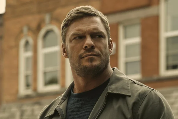 Foto colorida de Alan Ritchson em Reacher - Metrópoles