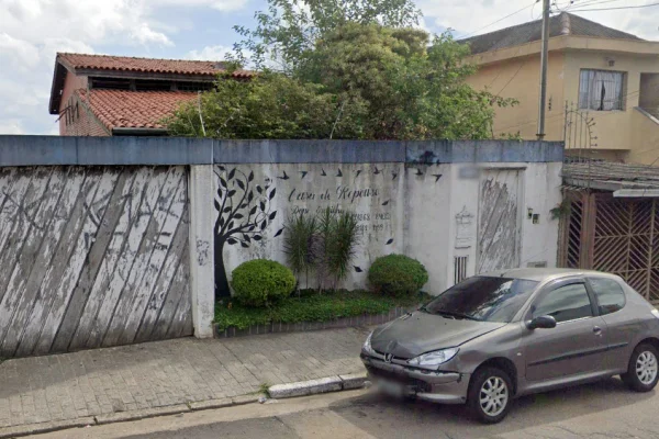 Imagem colorida de casa de repouso onde idosa morreu após cair de elevador. Metrópoles