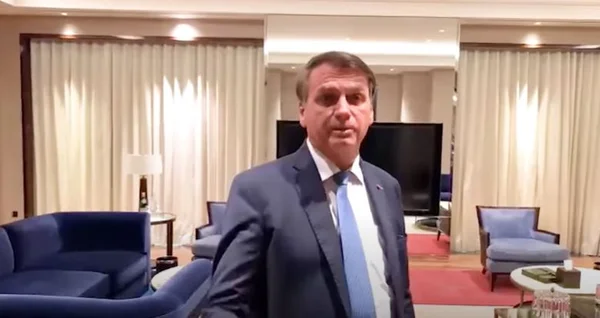 Bolsonaro mostra hotel luxuoso onde está e diz: “Custeado pelo rei”