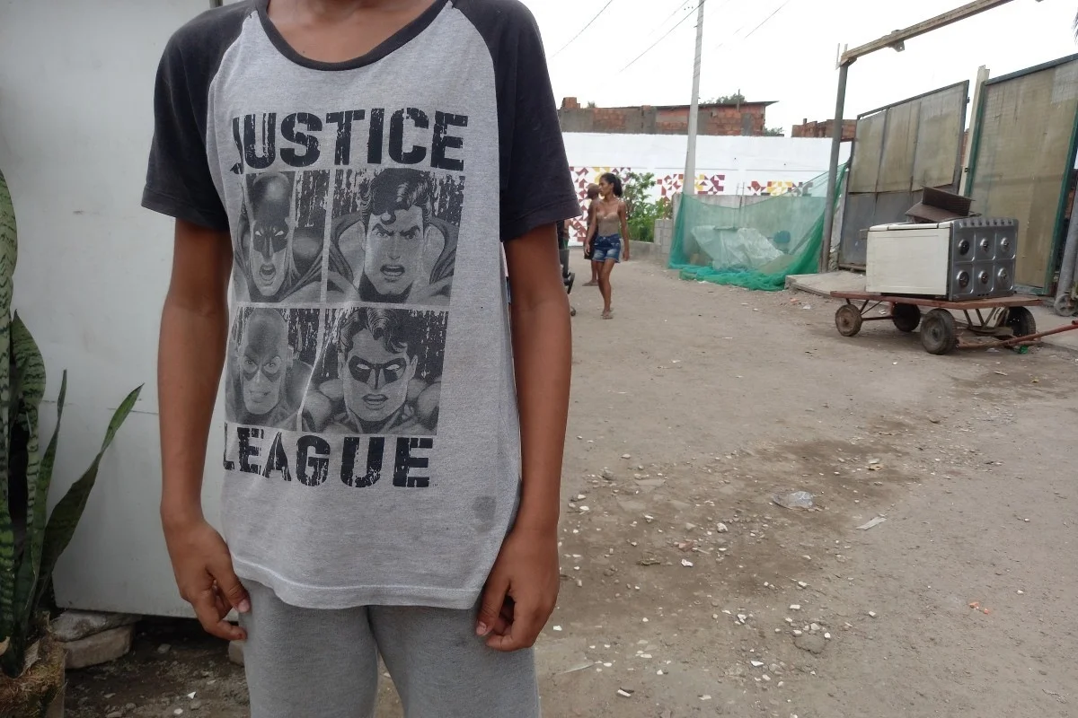 Garoto com camisa da Liga da Justiça, na Vila dos Criadores, em Santos Garoto com camisa da Liga da Justiça, na Vila dos Criadores, em Santos