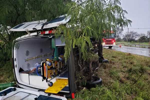 Ambulância envolvida em acidente na br-020