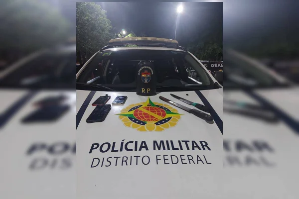 Homens presos com facões