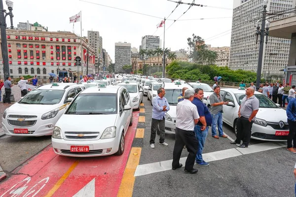 Em SP, taxistas bloqueiam Viaduto do Chá contra regulamentação do Uber