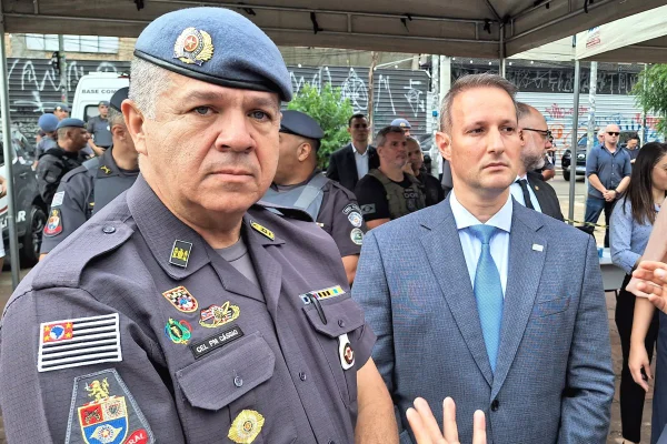 Imagem mostra coronel da PM e Guilherme Derrite - Metrópoles