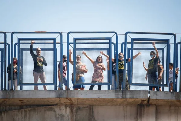 Moradores de Girassol rezam em passarela que cruza a BR-070