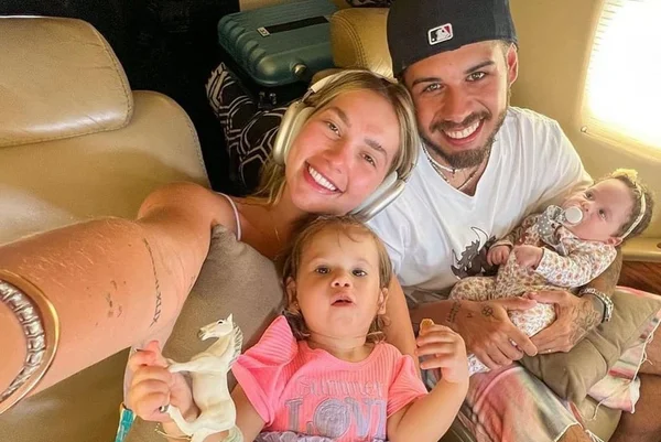 Virginia Fonca posa com Zé Felipe e as filhas