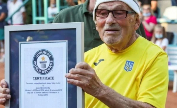 Tenista de 97 anos ignora guerra, fica na Ucrânia e mira Federer