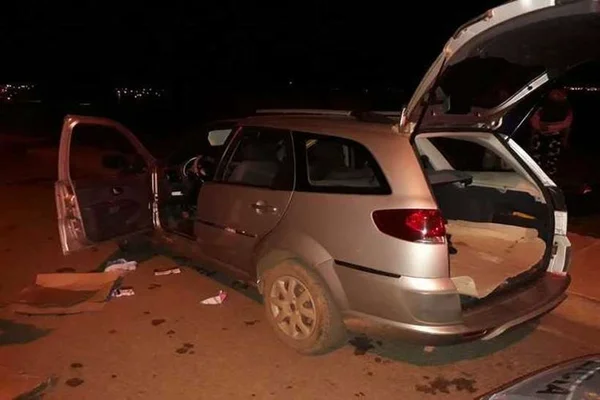 Assaltantes pedem táxi, anunciam roubo e espancam motorista