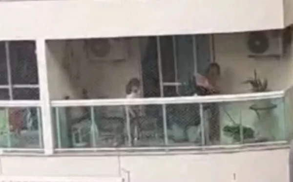 mulher na varanda com cadela