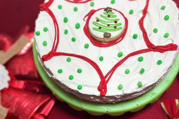 Na foto, uma torta com decoração natalina