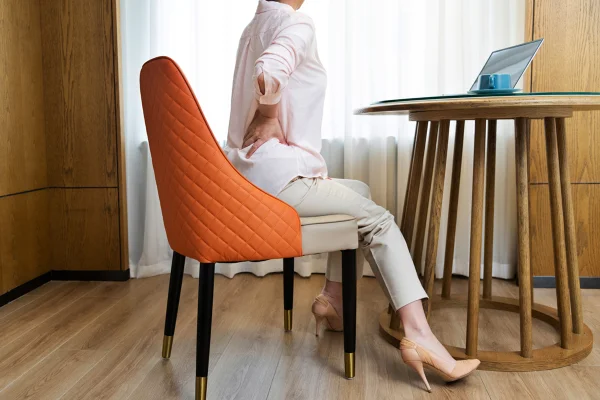 FOTO COLORIDA - mulher sentada na mesa de escritório