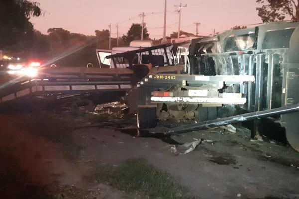 Carreta bitrem colide contra caminhão ao tentar desviar de carro na Br-414, em Anápolis, Goiás