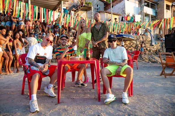 Tropkillaz revela bastidores de Bola Rebola, hit do Carnaval 2019