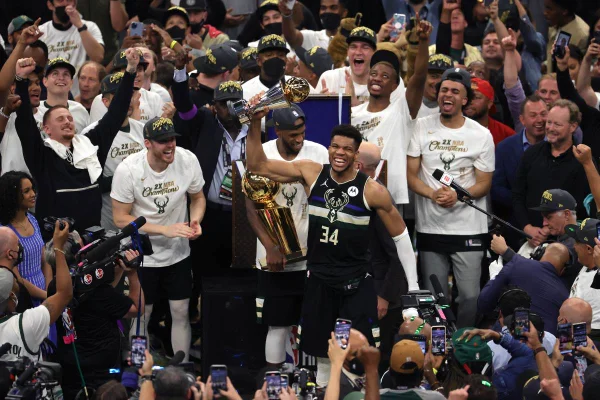 Milwaukee Bucks superam Suns e, 50 anos depois, são campeões da NBA