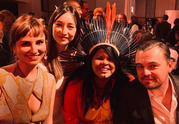 Petra Costa e DiCaprio se encontram em festa pré-Oscar 2020