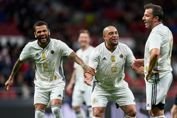 Roberto Carlos apoia pausa de Dani Alves na carreira: “Tem todo o direto”