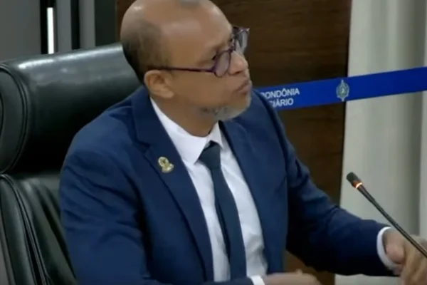 Ex-pipoqueiro, juiz demitido diz que foi julgado “por ser homem negro”